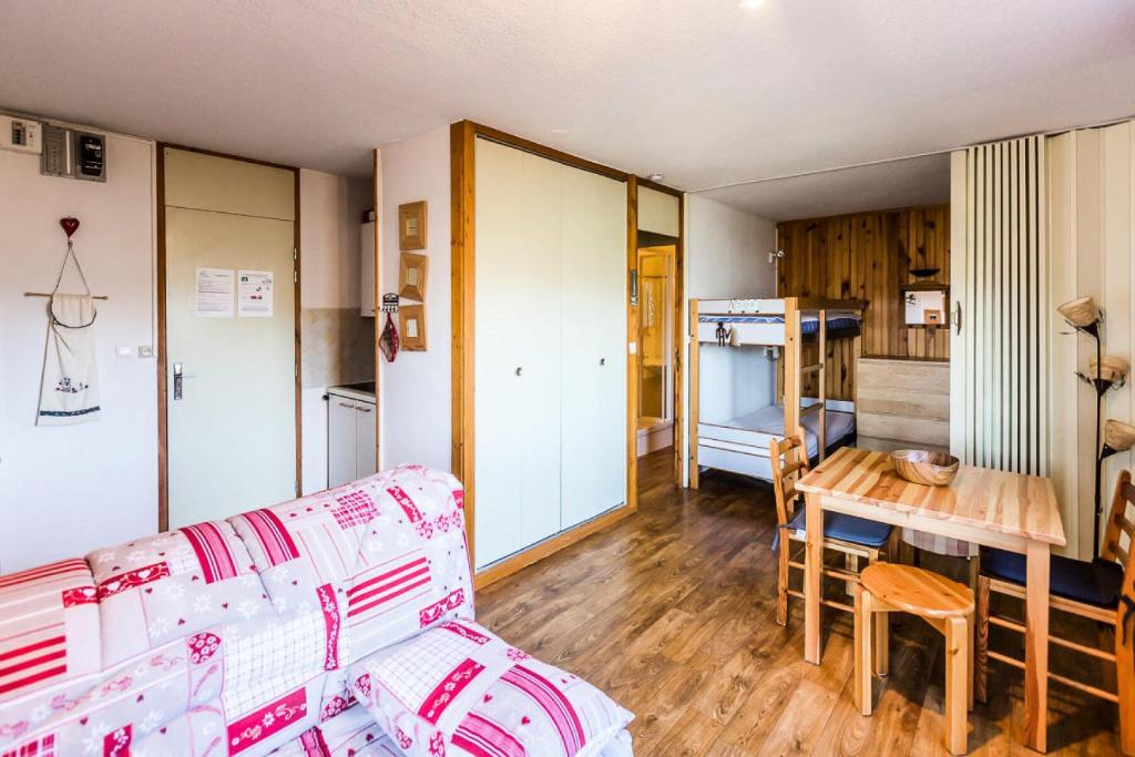 un salon avec un canapé et une table dans l'établissement Résidence LES COTES - Studio pour 4 Personnes MAE-6724, à Aime La Plagne