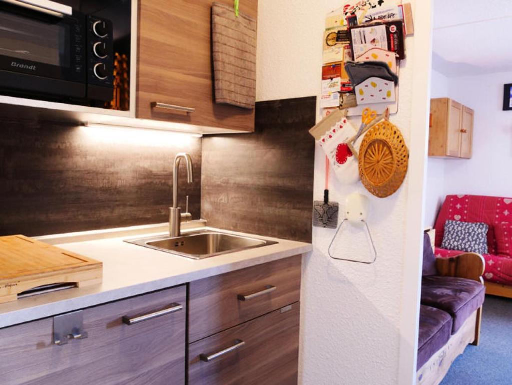 une petite cuisine avec un évier et un micro-ondes dans l'établissement Résidence LA PORTE DE MONTCHAVIN - Studio pour 3 Personnes MAE-9904, à Aime La Plagne