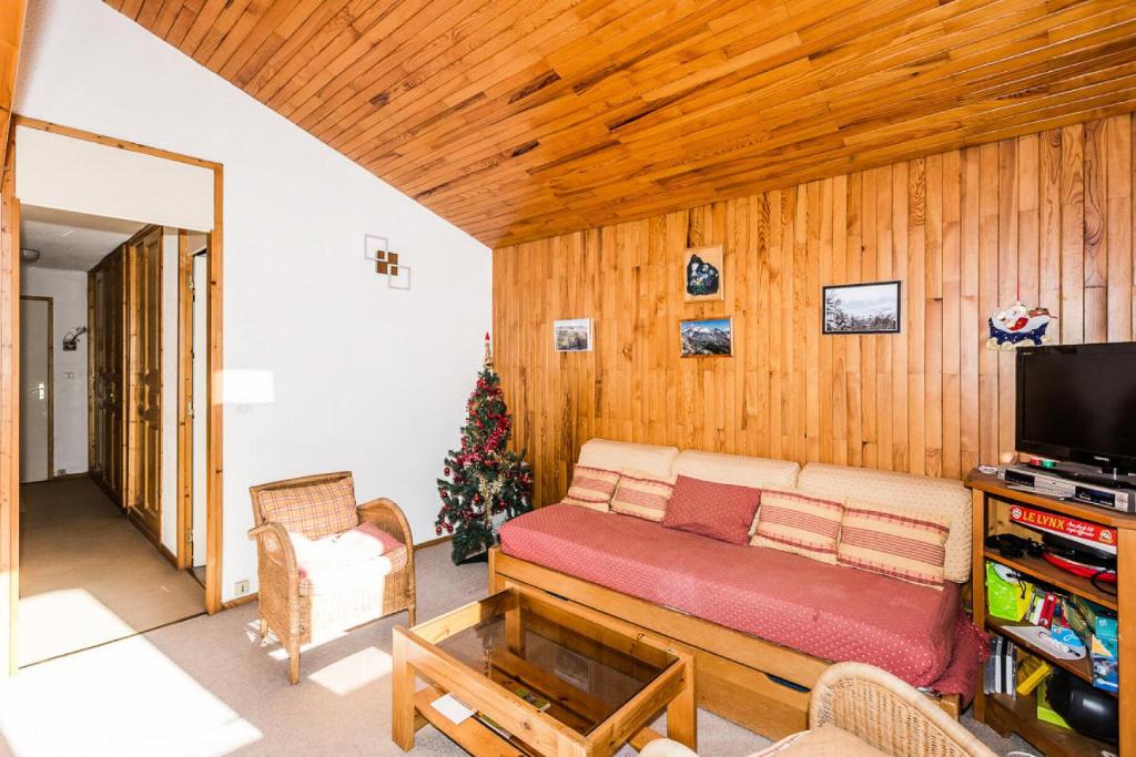 - un salon avec un canapé et un arbre de Noël dans l'établissement Résidence LA ROCHETTE - 2 Pièces pour 5 Personnes MAE-1404, à Aime La Plagne
