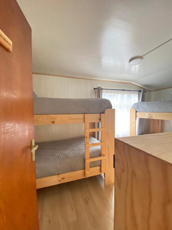 Postel nebo postele na pokoji v ubytování Refugio Ballena Hostel