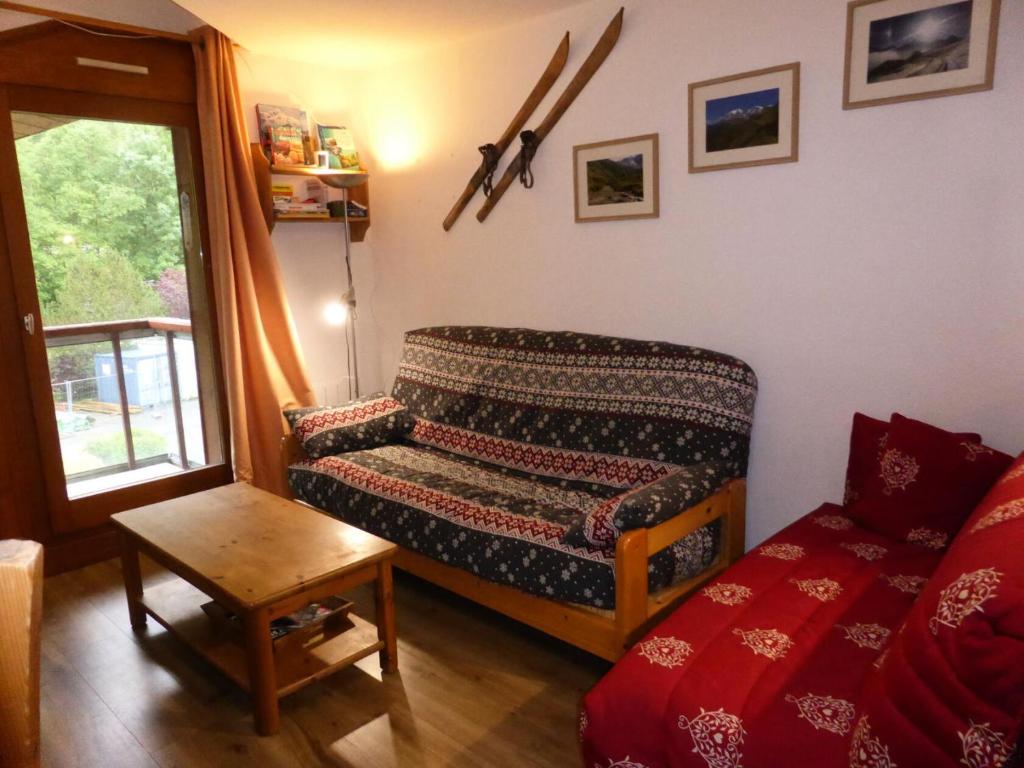 un salon avec un canapé et une table dans l'établissement Résidence L'enclave - Enclave J717 MAE-5744, aux Contamines-Montjoie