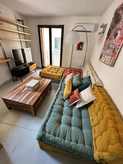 un salon avec un canapé et une table dans l'établissement Appartement à 25 min de la plage, à Tourbes