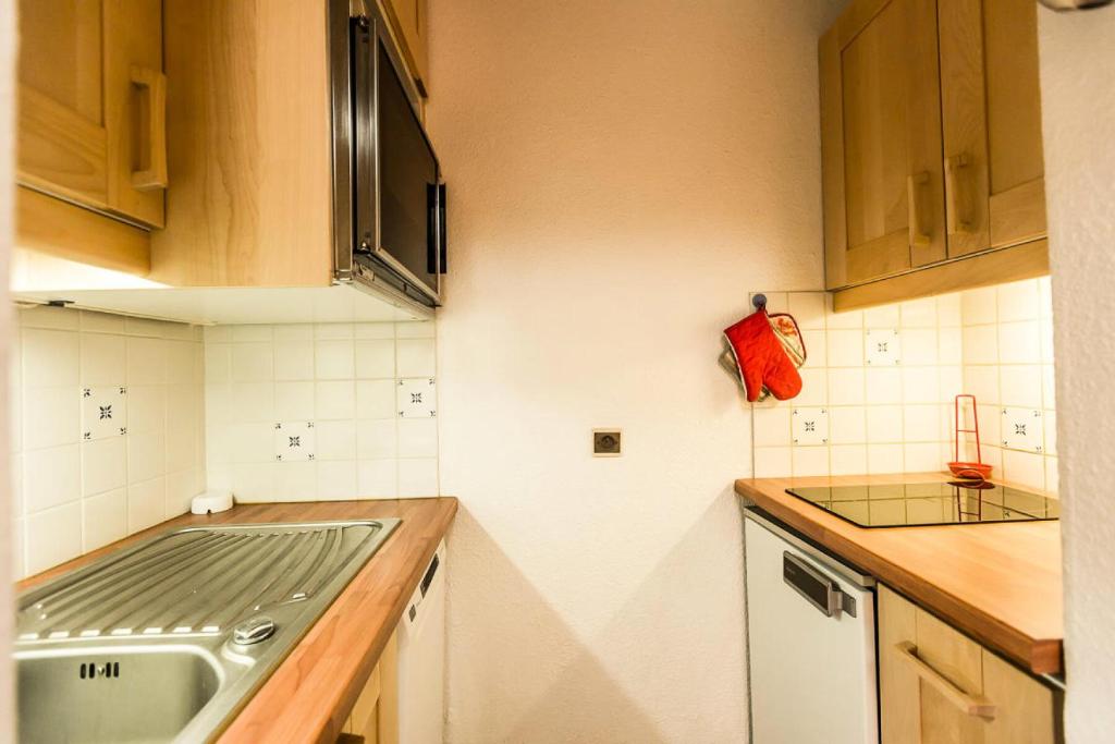 une cuisine avec un évier et un plan de travail dans l'établissement Résidence LES AVRIERES HAUT - 2 Pièces pour 6 Personnes MAE-6284, à Aime La Plagne