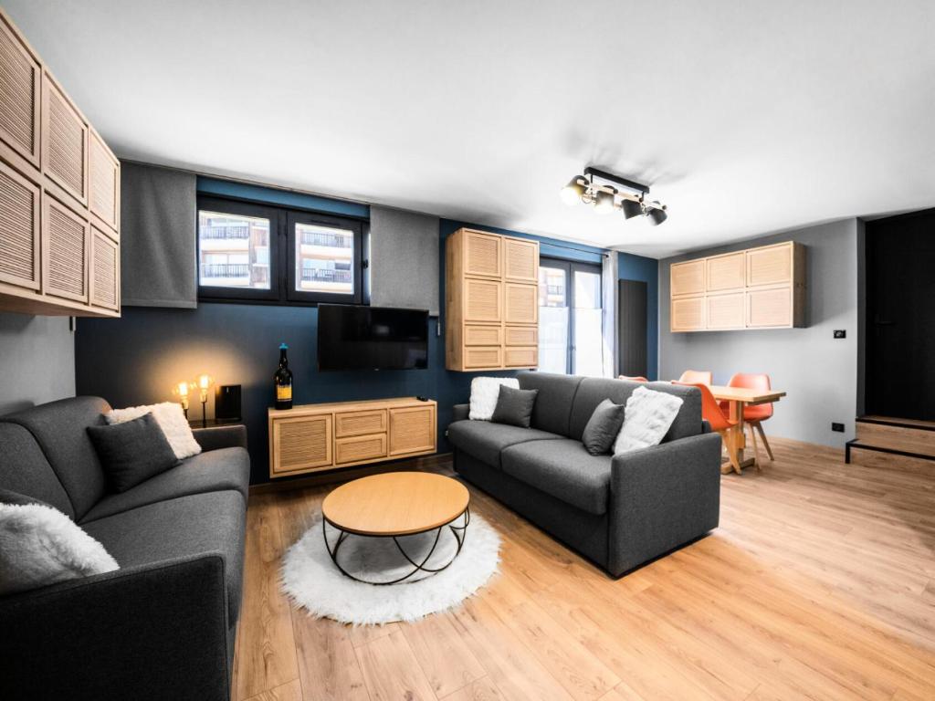 un salon avec deux canapés et une table dans l'établissement Résidence Le Vanessa - maeva Home - Appartement chaleureux 2 pièces 4 personnes - Prestige - super Home MAE-7811, à Huez