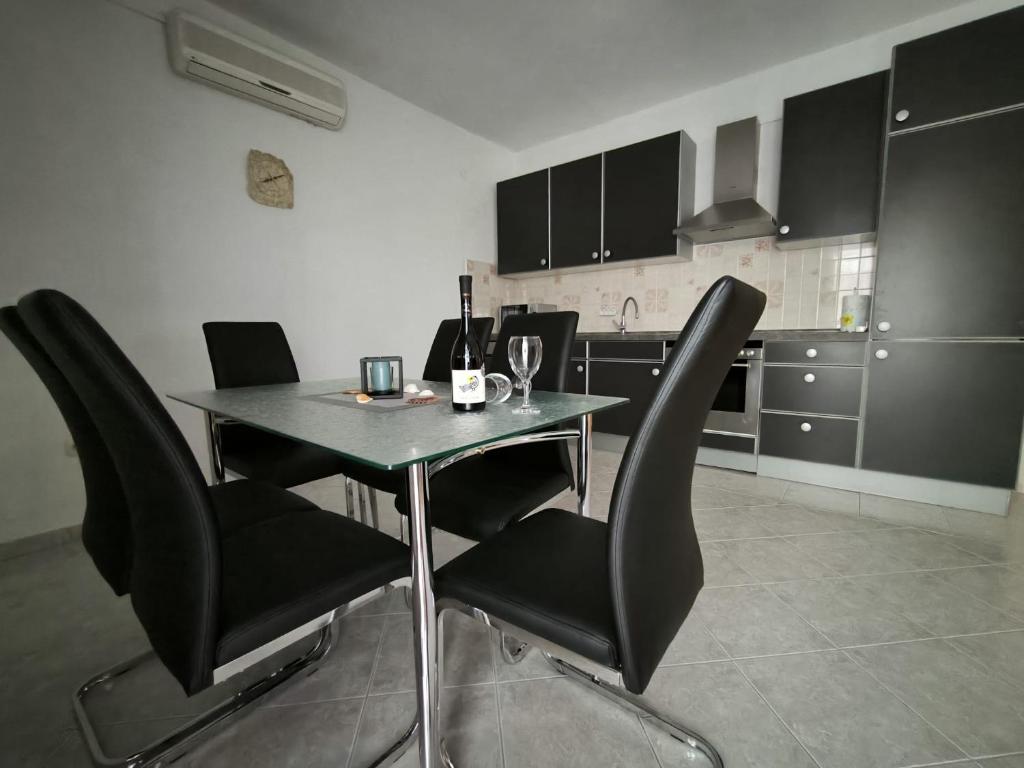 Kuchyňa alebo kuchynka v ubytovaní Apartman Mihaela