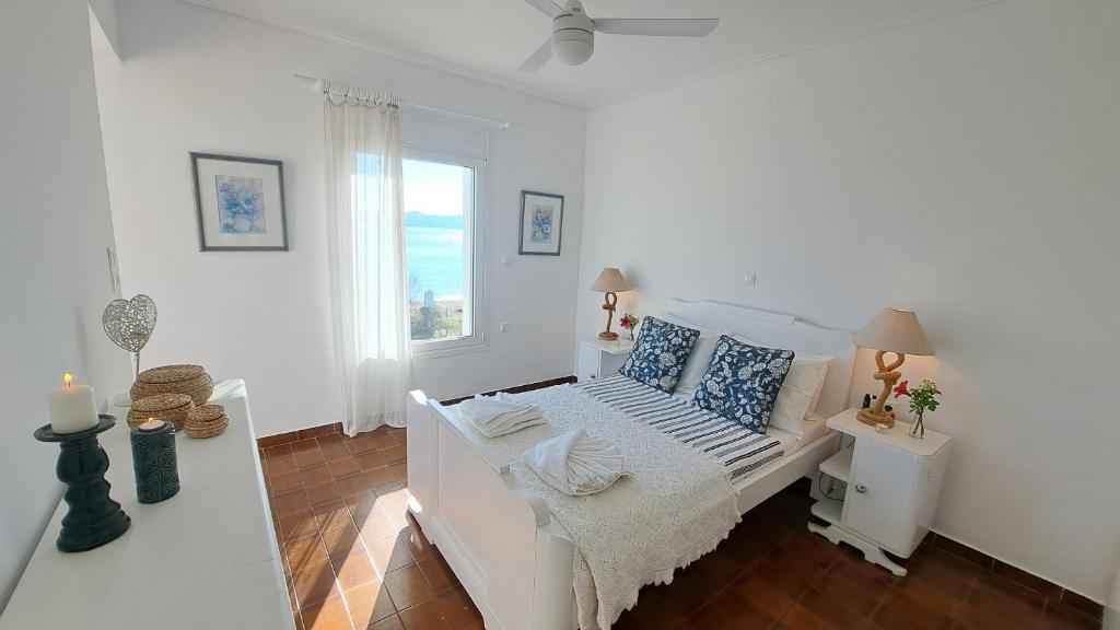 A bed or beds in a room at Alekos Beach Houses-Alekos Beach Complex