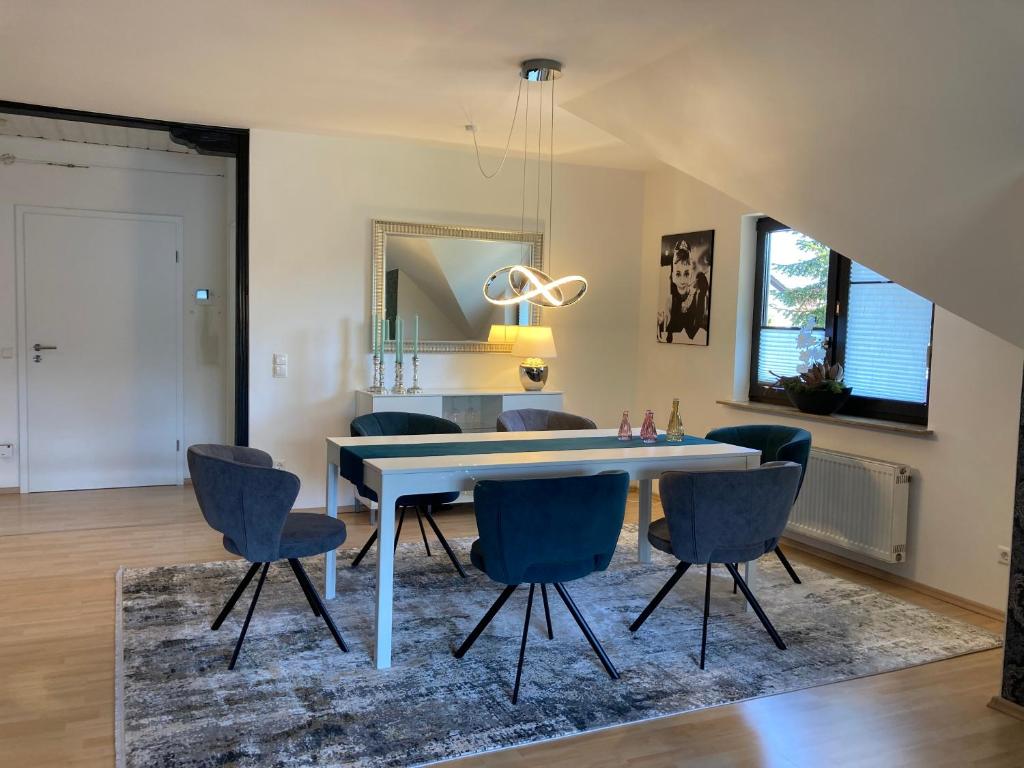 a dining room with a table and chairs at Ferienwohnung Finkenschlag in Speyer