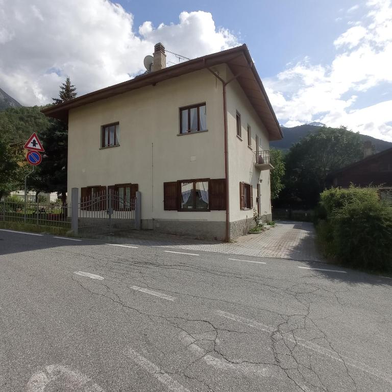 a building on the side of a road at la maison des fleurs in Fenis