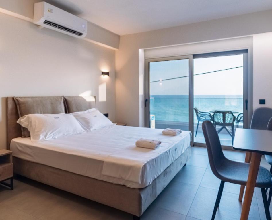Postel nebo postele na pokoji v ubytování Elysium Seaside