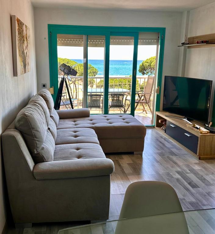 a living room with a couch and a flat screen tv at Apartamento Malgrat de mar in Malgrat de Mar