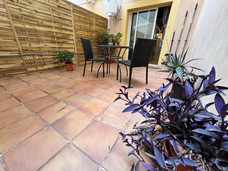 Hotel Precioso estudio con terraza en Florida E1, a patio with chairs and a table and plants at Precioso estudio con terraza en Florida E1 in Hospitalet de Llobregat