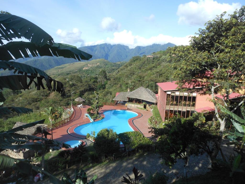 Cảnh núi rừng hoặc tầm nhìn ra núi từ khách sạn