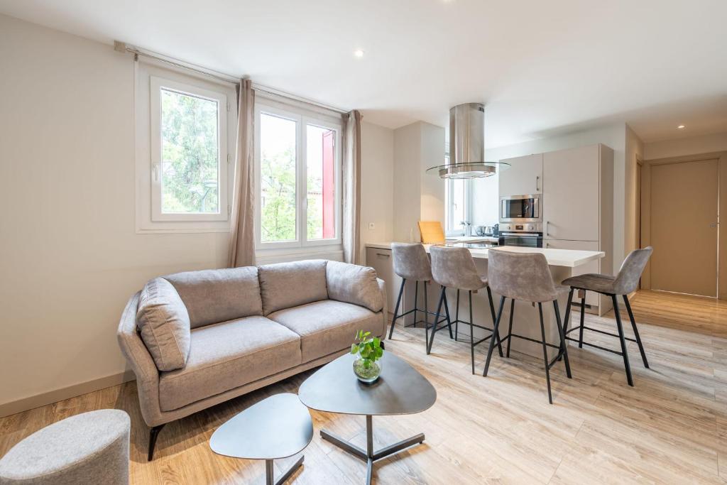 un salon avec un canapé et une table dans l'établissement RIO Appartement au centre ville, à Annecy