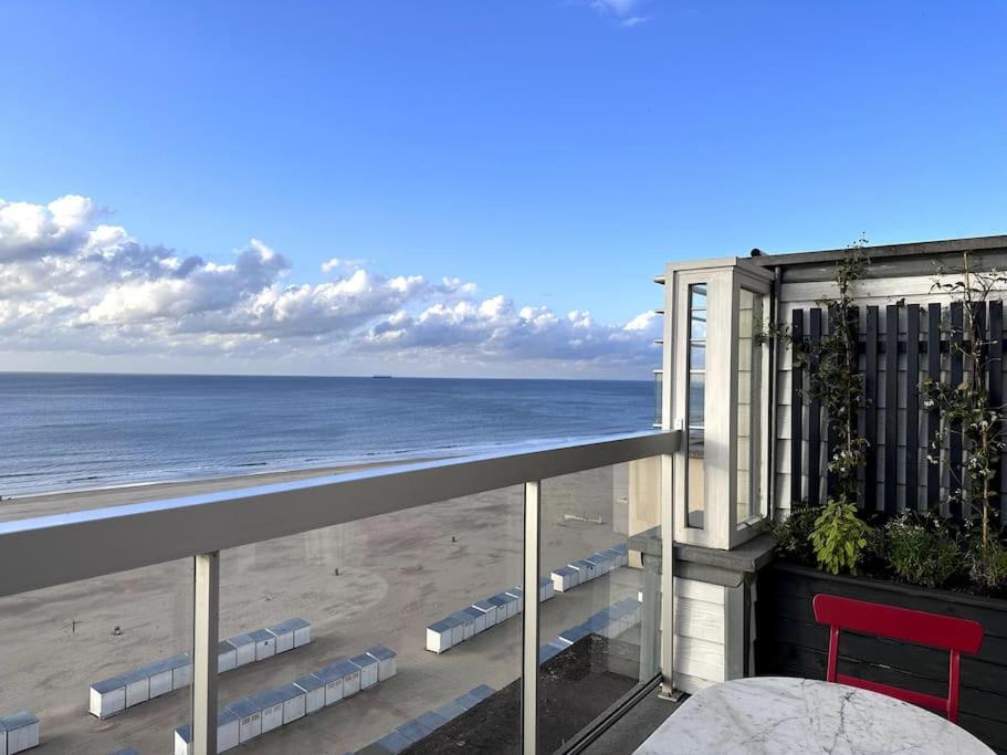 a balcony with a view of the beach at Terrasse des Dunes in Knokke-Heist
