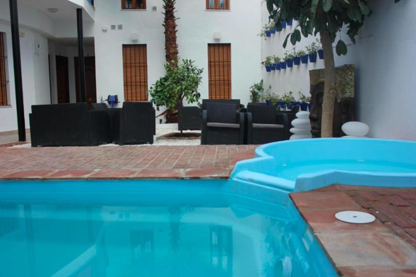Piscina de la sau aproape de Casa Patio las Palmeras Córdoba con piscina