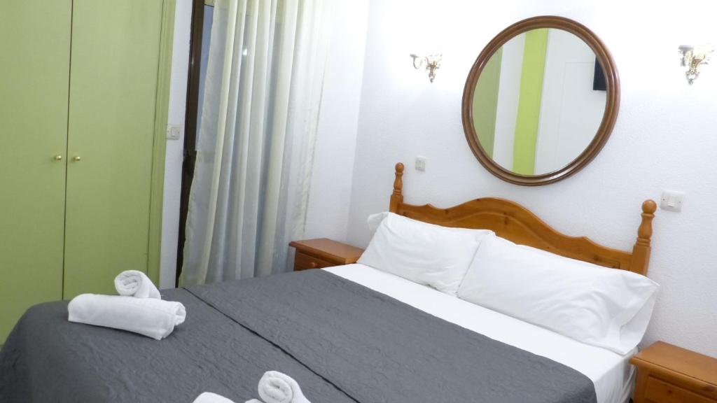 Postel nebo postele na pokoji v ubytování HOSTAL CANDELEDA