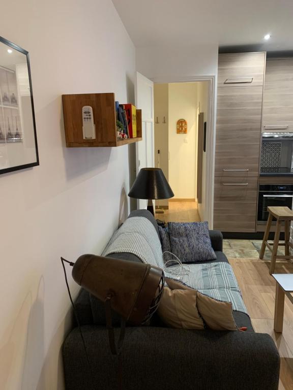 un salon avec un canapé et une table dans l'établissement Appartement chic à Colombes, à Colombes