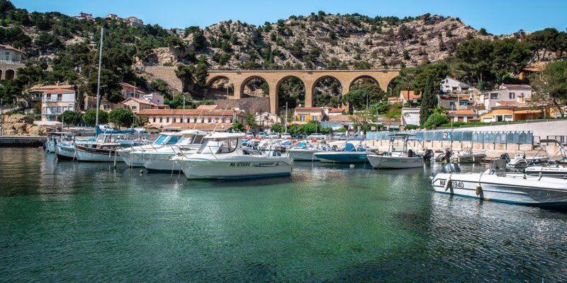 un groupe de bateaux est amarré dans un port dans l'établissement Sublime appartement à l'Estaque Marseille, à Marseille