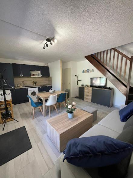 un salon avec un canapé et une table dans l'établissement Charmante maison à Le Barcarès, au Barcarès