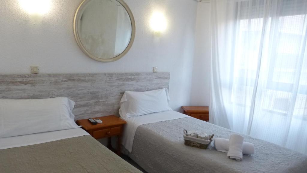 Postel nebo postele na pokoji v ubytování HOSTAL CANDELEDA