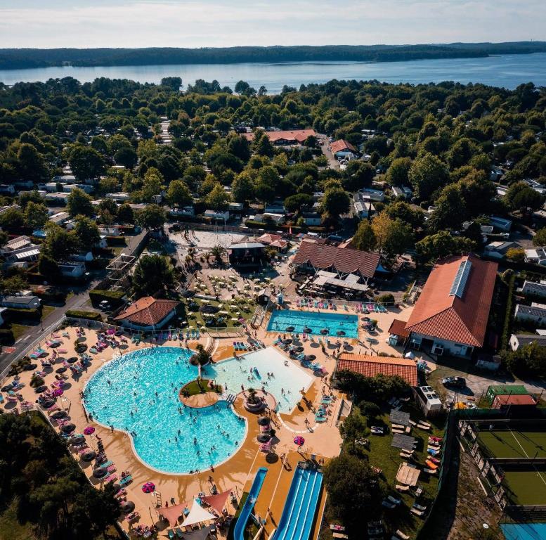 une vue aérienne d'une grande piscine dans un complexe hôtelier dans l'établissement Mobil home camping la réserve Gastes, à Gastes