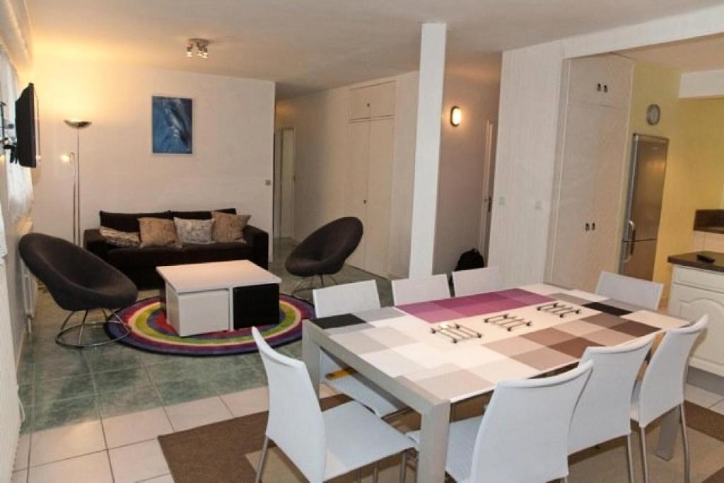 un salon avec une table, des chaises et un canapé dans l'établissement Résidence Casino - Charmant T3 en plein cœur de la station balnéaire du Val-André. MAE-5891, à Pléneuf-Val-André