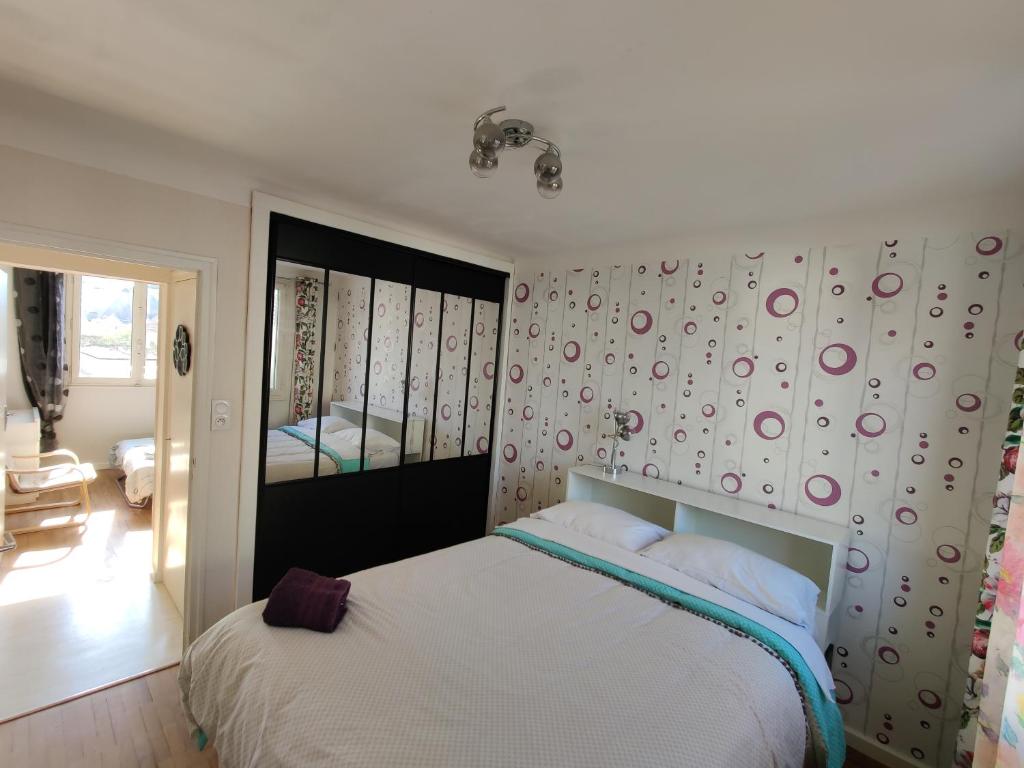 - une chambre avec un lit et un mur avec des points de polka dans l'établissement Appartement T3 à Annecy, à Annecy