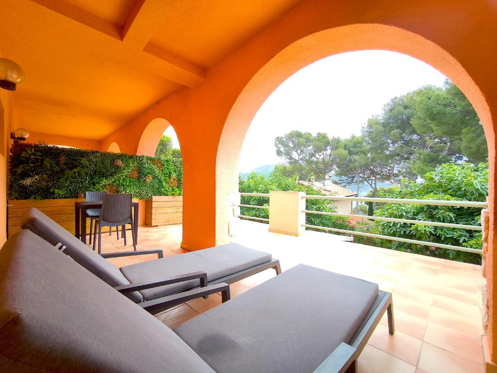 d'une terrasse avec des chaises et une table. dans l'établissement L'Excursion - Charmant T2 Rénové proche de la mer, à Cassis