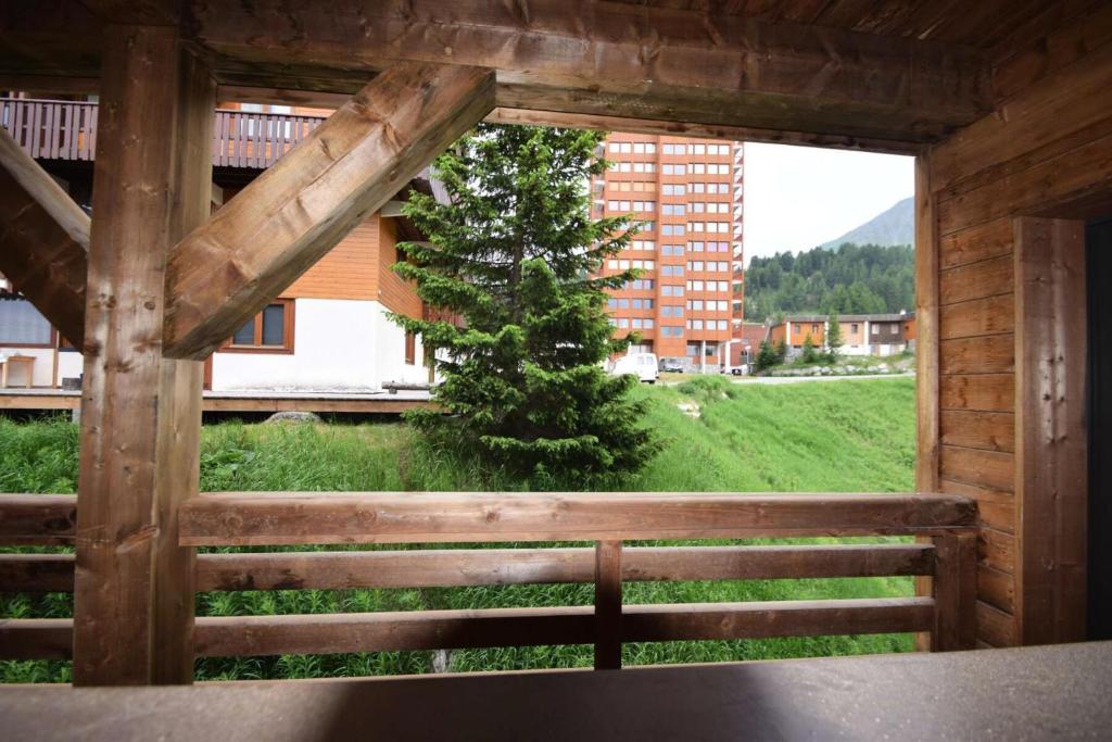 - une vue sur un arbre depuis la fenêtre d'une cabine dans l'établissement Résidence Alpine Loft - 5 Pièces 10 pers- HAUT DE GAMME - ALPINE LOFT - 10ALPI - PLAGNE CENTRE MAE-2634, à Aime La Plagne