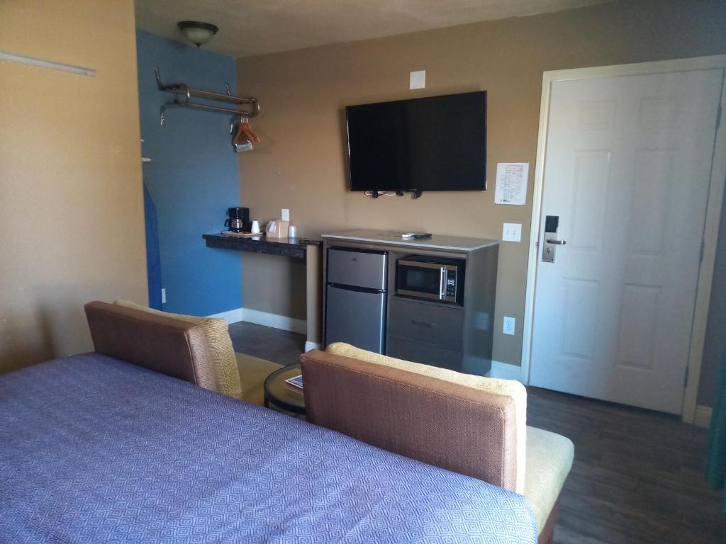 Kuchyň nebo kuchyňský kout v ubytování Rodeway Inn near Coachella