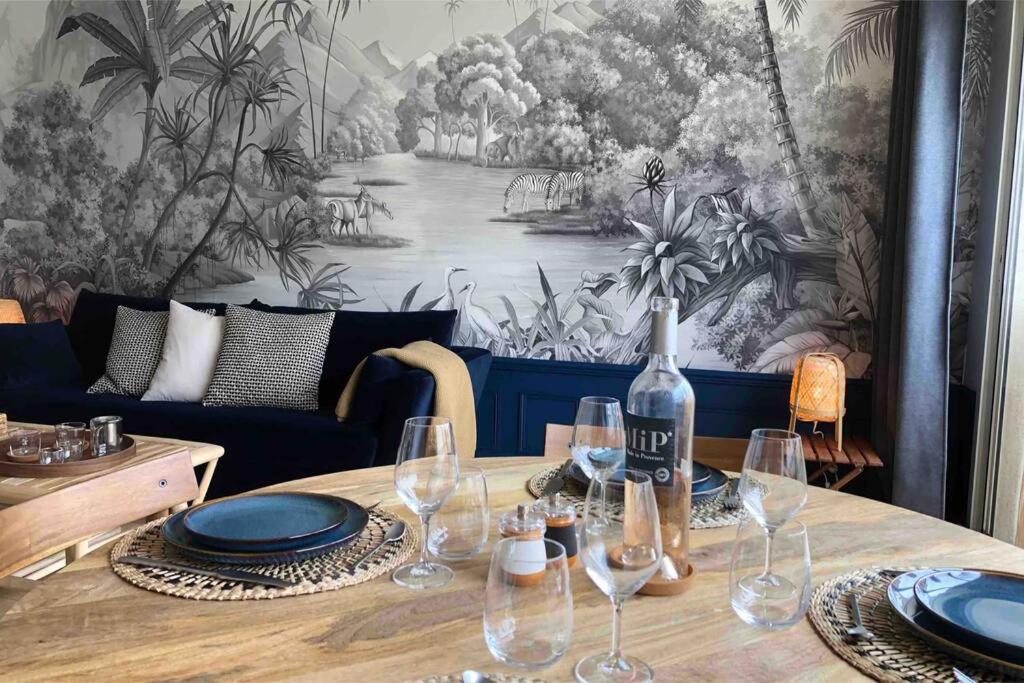 - une table avec des verres et une bouteille de vin dans l'établissement Magnifique appartement dans l'hypercentre, à Nantes