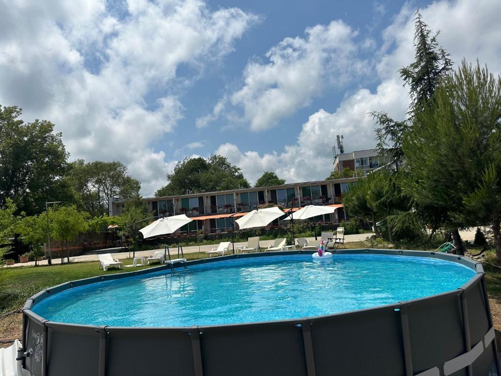 Bazén v ubytování Hotel Surf Primorsko nebo v jeho okolí