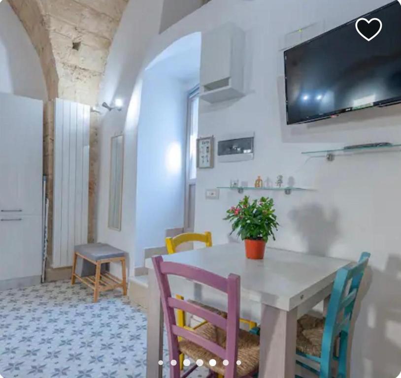 a dining room with a table and chairs at una volta al centro via roccamara in Nardò
