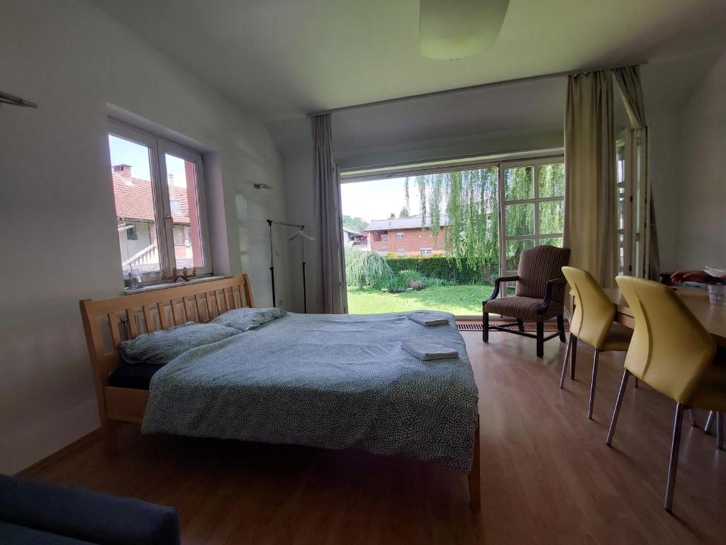 Postel nebo postele na pokoji v ubytování ROSE house - greenline accomodations