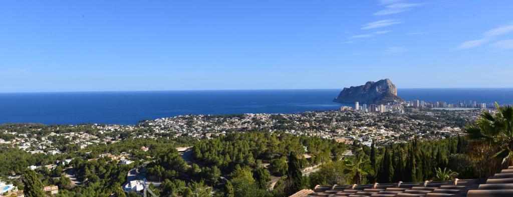 una vista de la ciudad del cabo con una montaña de mesa en el fondo en Villa Cost-a Blanca, en Benissa