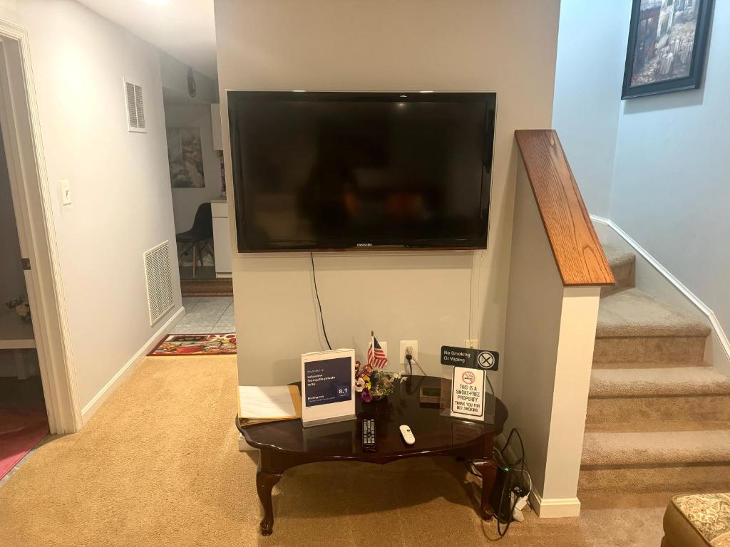TV a/nebo společenská místnost v ubytování Lakeview - Tranquille private suite