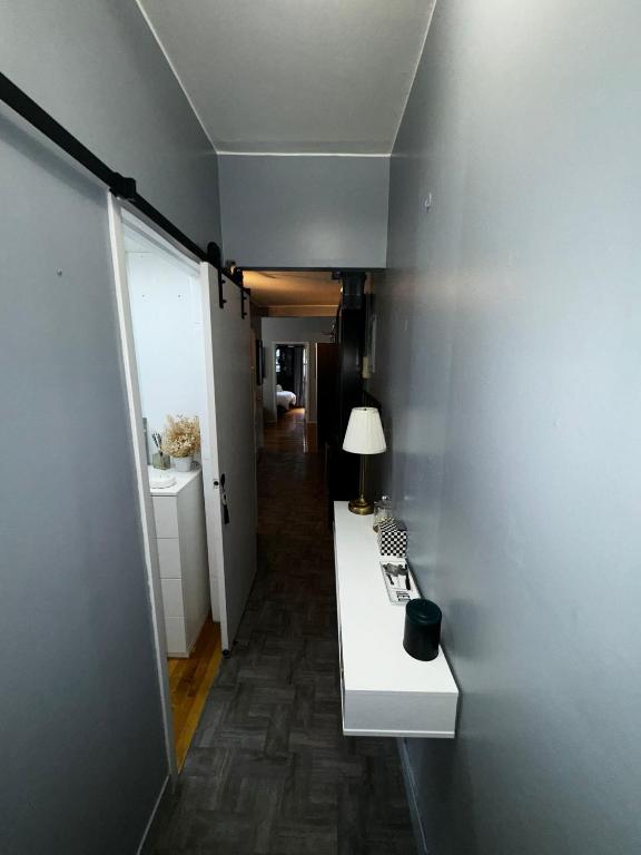 ロング・アイランド・シティにあるFANCY APT SUBWAY CROSSING STREET - Best Locationの廊下(テーブル、ランプ付)