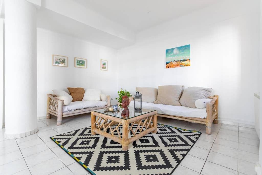 un salon avec deux canapés et une table basse dans l'établissement appartement 120M2 plage des catalans, à Marseille