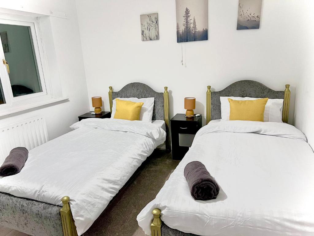zwei nebeneinander stehende Betten in einem Schlafzimmer in der Unterkunft NEW Spacious 6 Guests House Sheffield WIFI Parking in Ecclesfield
