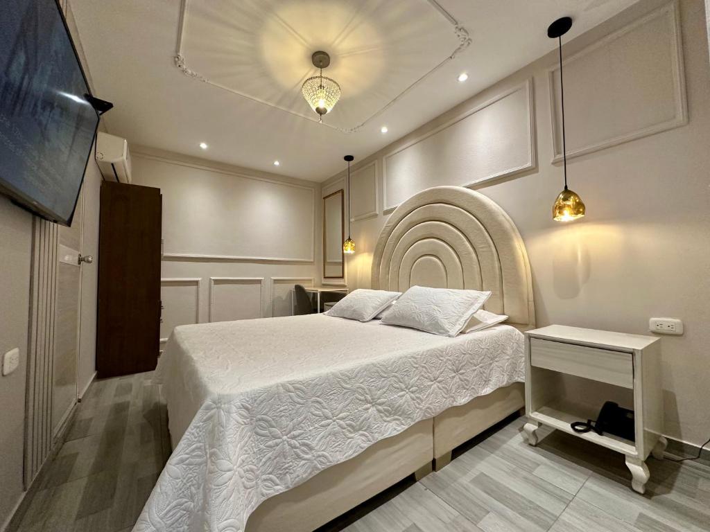 Una cama o camas en una habitación de Hotel Paris Carré
