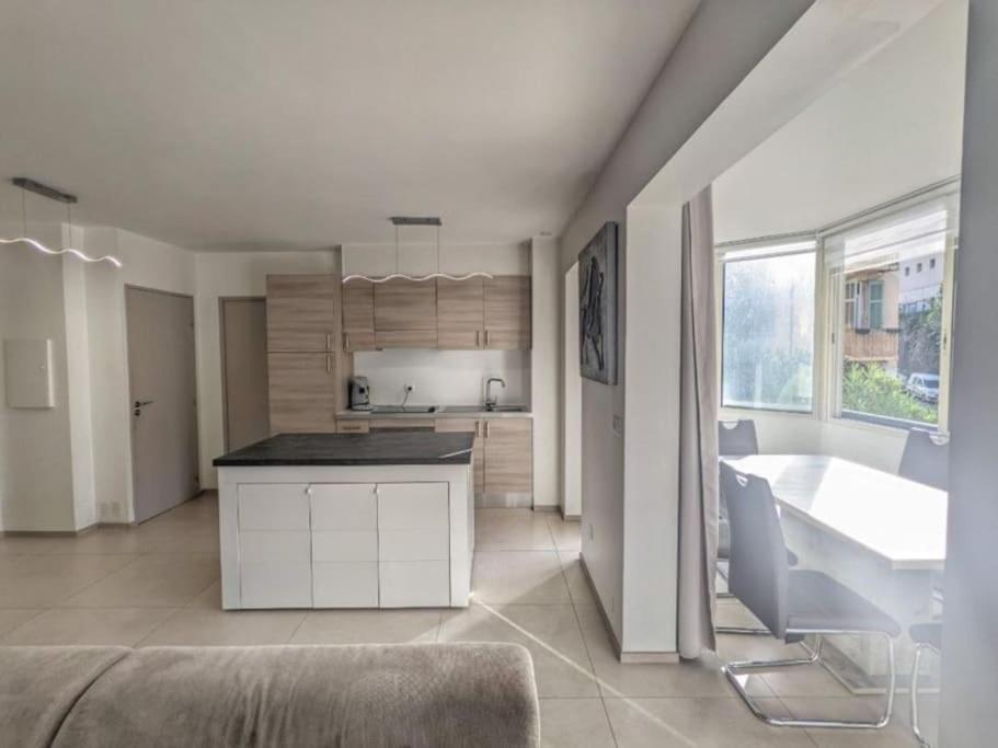 un salon avec une cuisine et une table dans l'établissement Appartement à deux pas du centre, à Cannes