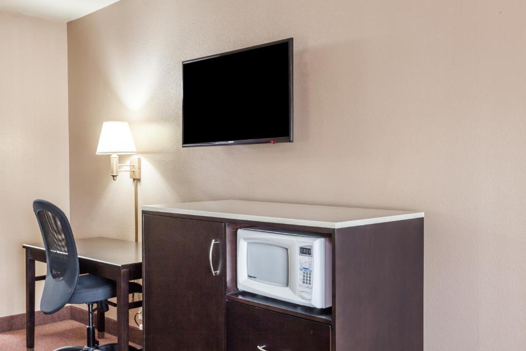 Super 8 by Wyndham Anaheim/Disneyland Drive photo
