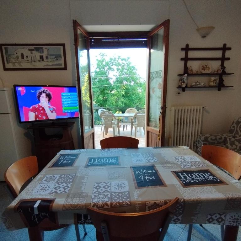 TV a/nebo společenská místnost v ubytování Casa Ugo