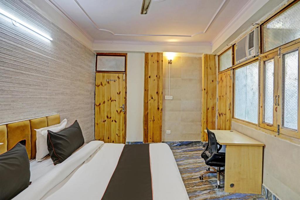 Postel nebo postele na pokoji v ubytování Super Umen Hotel Nearest Sector 66 Noida
