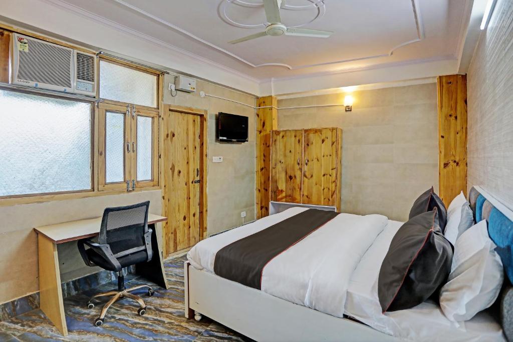 Postel nebo postele na pokoji v ubytování Super Umen Hotel Nearest Sector 66 Noida