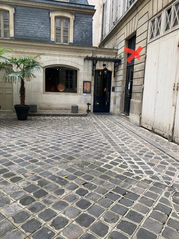 un bâtiment avec un x rouge devant une porte dans l'établissement Paris top location, à Paris