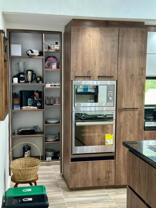 Kuchyň nebo kuchyňský kout v ubytování Villa privada Eje Cafetero