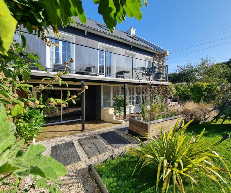 - une vue sur l'extérieur d'une maison avec un jardin dans l'établissement MAISON 5 CHAMBRES Le séjour familiale sur le côte d'émeraude 5 min du centre ville RESSOURCEZ VOUS, à Dinard