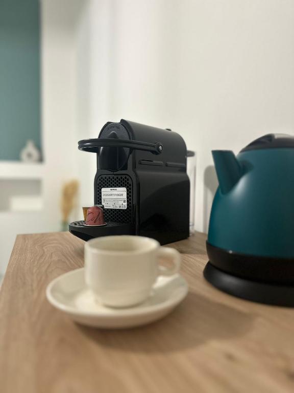 Set per la preparazione di tè e caffè presso Maison des ambans chambres d'hotes hypercentre 200m de la gare et petit dejeuner inclus