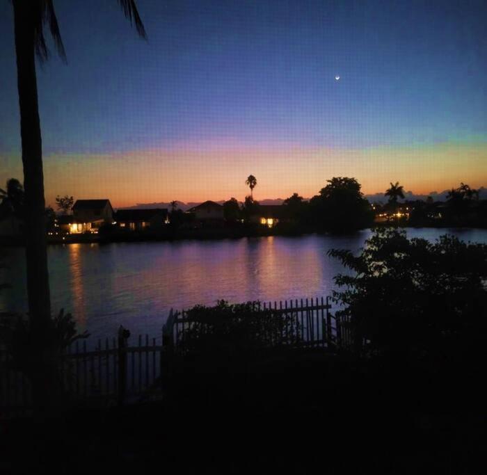 サンライズにあるDiscover a paradise come trueの夕日の水の景色